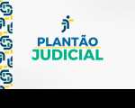 A imagem anuncia o "Plantão Judicial" com um fundo branco. As palavras "PLANTÃO JUDICIAL" estão em letras maiúsculas,negrito, nas cores azul, verde e amarelo, separadas por uma linha amarela. O logotipo  do TRT está na parte superior da imagem e formas geométricas coloridas adornam a imagem.