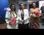 Foto mostra ao centro a desembargadora Solange Cristina Passos de Castro, diretora da EJUD, ladeada pela palestrante a advogada Alda Fernanda Bayma e a juíza Carolina Burlamaqui coordenadora pedagógica da EJUD