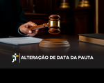Foto de fundo escuro com a mão de um juiz batendo o martelo. Abaixo, a logomarca do TRT-16 e o texto branco ALTERAÇÃO DE DATA DA PAUTA
