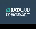 Arte com um logotipo com um fundo azul escuro. No centro, você vê a palavra DATAJUD em letras brancas e grandes. Abaixo, em letras menores, está escrito 'BASE NACIONAL DE DADOS DO PODER JUDICIÁRIO'. Ao lado da palavra 'DATAJUD', há um quadrado verde-água com uma seta branca apontando para baixo e para a direita.