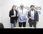Foto mostra o secretário-geral da Presidência, George Adriano de Oliveira Costa, acompanhado da assessora administrativa da Diretoria-Geral, Lêda Raquel Araújo ao lado do presidente da Comissão de Direito Trabalhista da OAB/MA, Luiz Carlos Frazão. Eles estão em pé segurando o cartaz e o folder do programa Quita Facil