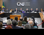Foto mostra o presidente do STF e do CNJ, ministro Luis Roberto Barroso presidindo solenidade no CNJ