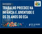 A imagem é anúncio para um seminário. O fundo é azul escuro. O texto principal é "TRABALHO PRECOCE NA INFÂNCIA E JUVENTUDE E OS 35 ANOS DO ECA". No canto superior direito, há um logo comemorativo dos "35 anos ECA", incluindo o logo do ECA e a descrição "Estatuto da Criança e do Adolescente". No lado esquerdo, há uma ampulheta. Na parte inferior do cartaz, há ilustrações coloridas de brinquedos infantis: um ursinho de pelúcia, blocos de construção (A, B, C), uma bola de praia e uma pipa.