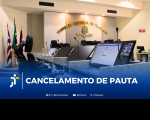 Foto de parte do Plenário do TRT-16, onde se vê bancada com computadores e, ao fundo, parede clara com o nome do Tribunal e brasão na cor dourada. Na base, tarja azul com a logomarca do TRT-16 e o texto branco CANCELAMENTO DE PAUTA.