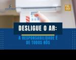 Foto de uma mão segurando um controle remoto em direção a um ar-condicionado. Na base, tarja azul com texto incentivando a economia de energia.