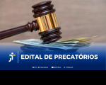 Arte feita com a imagem do martelo de juiz sobre alguns documentos. Na parte inferior a informação: EDITAL DE PRECATÓRIOS