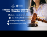  Arte com fundo azul e imagens do martelo de juiz e uma mulher com roupa social. À esquerda, com letras brancas, o texto CURSO DE LIQUIDAÇÃO DE SENTENÇA PARA ASSESSORES DE JUÍZES e demais informações sobre a capacitação.