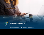 Foto parcial de uma mulher de cabelos claros, usando blazer marrom, segurando um celular na mão esquerda e um martelo de juiz na mão direita, em frente a um notebook aberto. Ao seu lado, vê-se uma balança, representando a Justiça. Em primeiro plano, uma tarja azul com o texto branco FERIADO NA VT ao lado da logomarca do TRT-16. Abaixo do texto, os ícones e endereços do TRT-16 nas redes sociais.