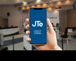 Arte feita com uma imagem de uma mão segurando um celular. Na tela, a informação: JTe Justiça do Trabalho Eletrônica