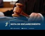 Arte feita com a imagem de uma mão segurando o martelo de juiz. Na parte inferior: NOTA DE ESCLARECIMENTO