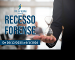 Foto com recorte, à direita, de um homem usando terno escuro e segurando uma ampulheta em sua mão direita. Ao fundo outras pessoas desfocadas sentadas a uma mesa. À esquerda, logomarca do TRT-16 no topo e o texto azul RECESSO FORENSE no meio. Na base, tarja azul com o texto branco DE 20/12/2025 A 6/1/2026.