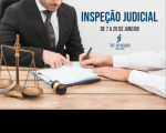 Arte feita com a imagem de um homem branco vestido de terno. Na frente dele, a imagem de uma balança e um martelo de juiz. Na parte superior direito a informação: Inspeção Judicial