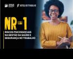 Arte com destaque no lado esquerdo: NR-1 Riscos Psicossociais na gestão da saúde e segurança no trabalho. Na parte superior as logomarcas do Trabalho Seguro e da Justiça do Trabalho. No lado direito, a imagem de uma mulher negra.