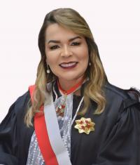 Imagem de uma mulher sorrindo, usando toga.