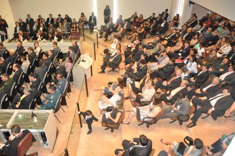 auditório do pleno com pessoas assistindo a sessão de posse