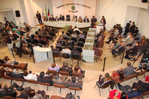 auditório do pleno com pessoas assistindo a sessão de posse